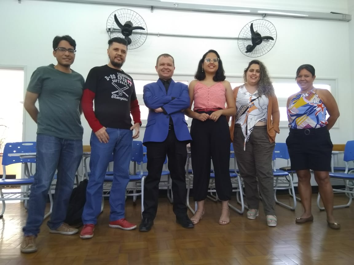 Antônio Rodrigues, à esquerda; o professor Marcos Roberto, ao centro; e parte da turma do curso de extensão focado nos egressos do Câmpus Goiânia